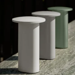 Fritz Hansen LED-akkukäyttöinen pöytävalaisin Solae, valkoinen, alumiini, IP44