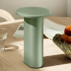 Fritz Hansen LED-akku-pöytävalaisin Solae, vihreä, alumiini, IP44