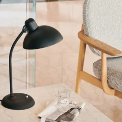 FRITZ HANSEN pöytävalaisin Kaiser Idell 6556-T, musta, matta