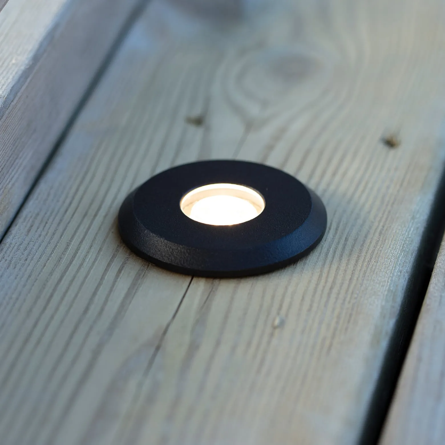 Garden 24 Decklight, musta, valo ylhäällä, 0,8 W