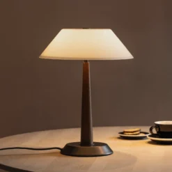 Globen Lighting Ligna -pöytälamppu, korkeus 39 cm, valkoinen/pronssi/tammi