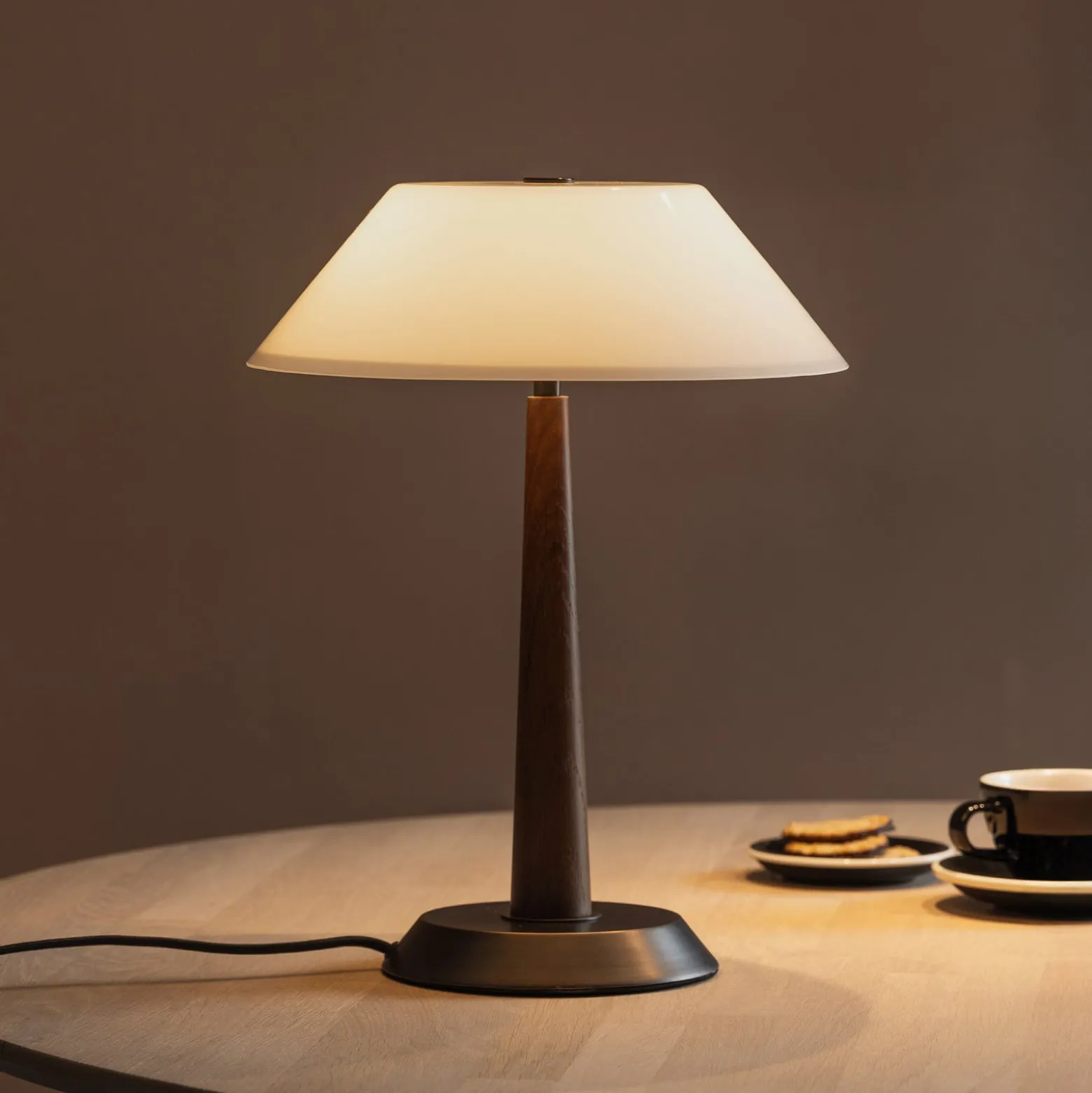 Globen Lighting Ligna -pöytälamppu, korkeus 39 cm, valkoinen/pronssi/tammi