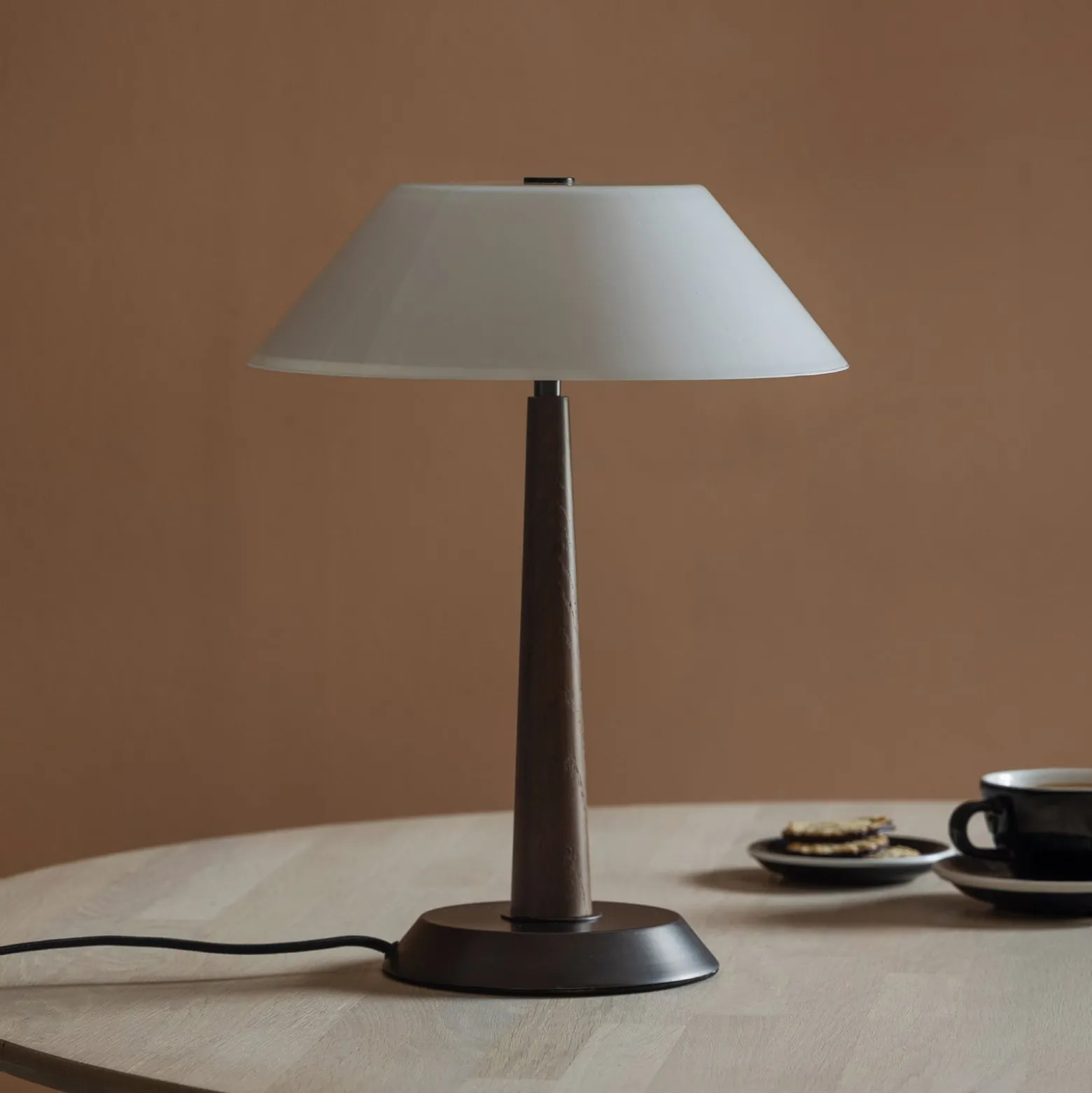 Globen Lighting Ligna -pöytälamppu, korkeus 39 cm, valkoinen/pronssi/tammi