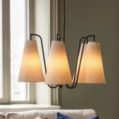 Globen Lighting Lou 5 -riippuvalaisin, valkoinen bouclé/musta kangas