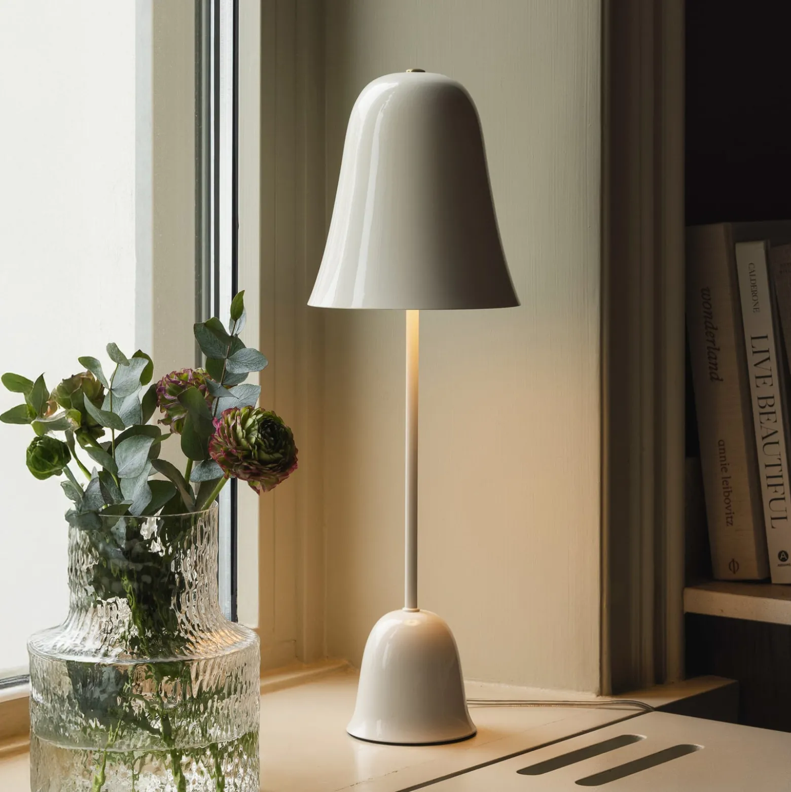 Globen Lighting -pöytälamppu Blåklockan, norsunluunvärinen, korkeus 56 cm