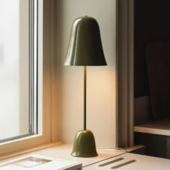 Globen Lighting -pöytälamppu Blåklockan, oliivinvihreä, korkeus 56 cm