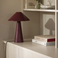 Globen Lighting pöytävalaisin Cannes, punainen, metalli, korkeus 40 cm