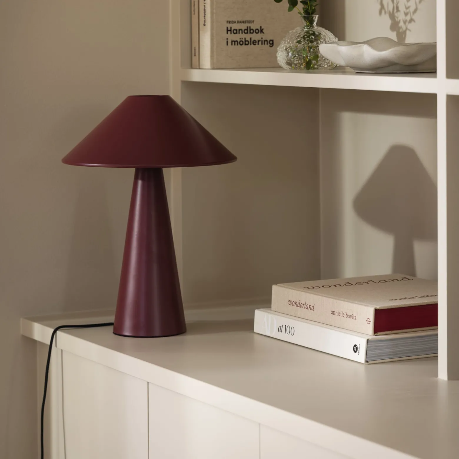 Globen Lighting pöytävalaisin Cannes, punainen, metalli, korkeus 40 cm