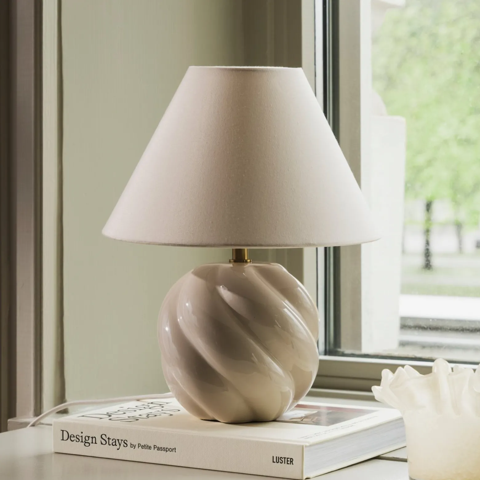 Globen Lighting pöytävalaisin DAHLIA, beige/beige, korkeus 31 cm