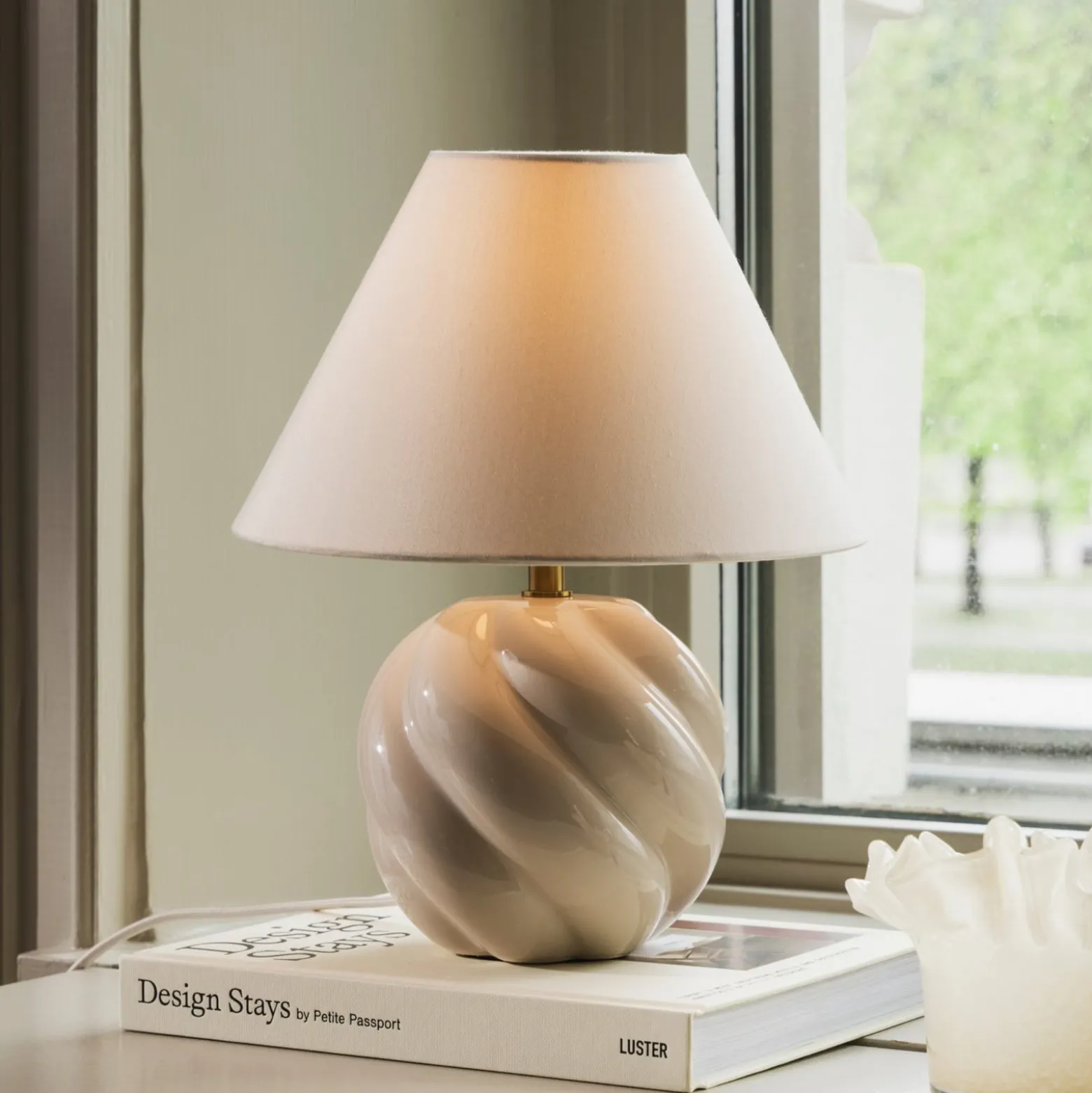 Globen Lighting pöytävalaisin DAHLIA, beige/beige, korkeus 31 cm
