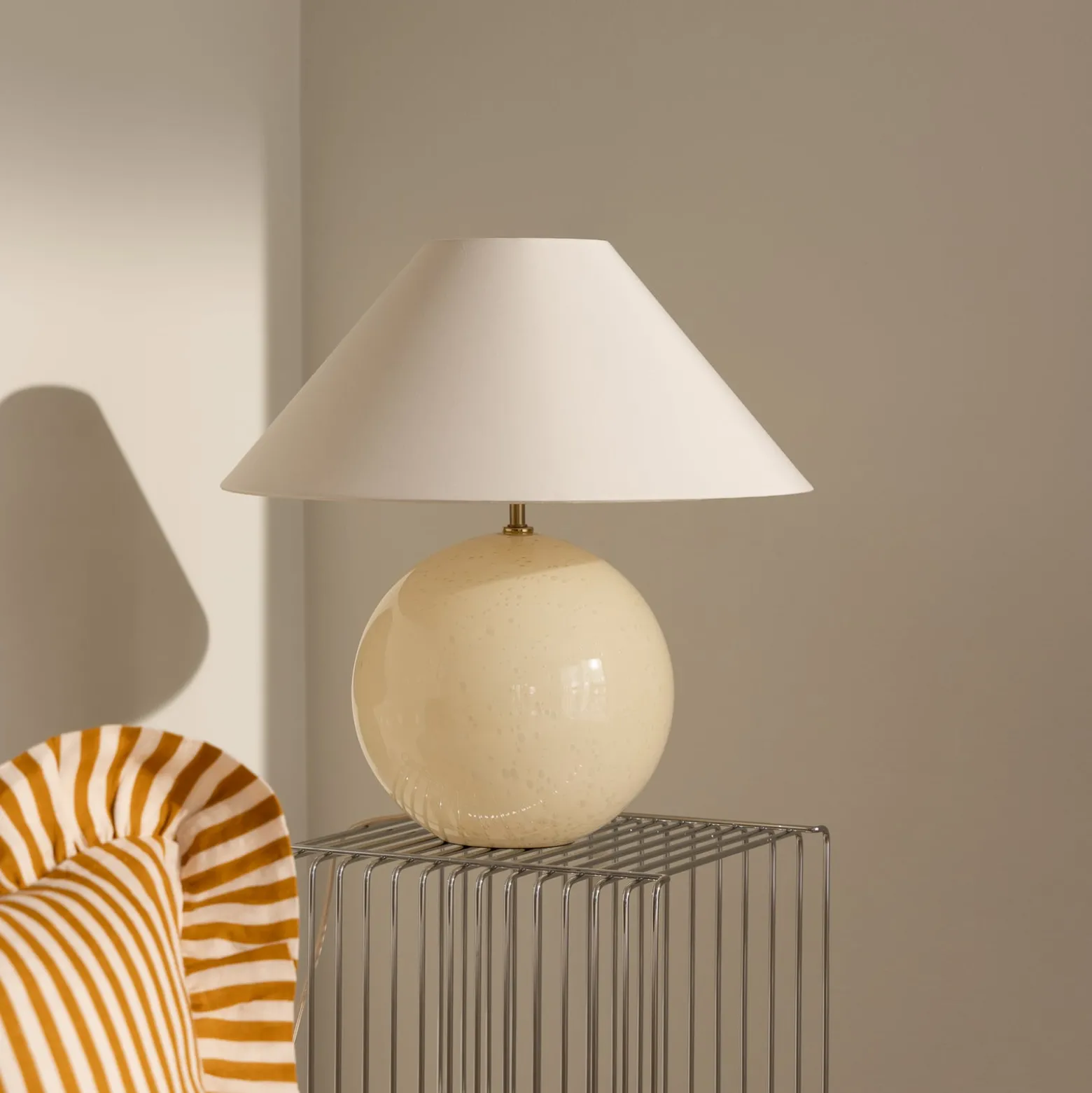 Globen Lighting pöytävalaisin IRIS, kermanvärinen, korkeus 45 cm