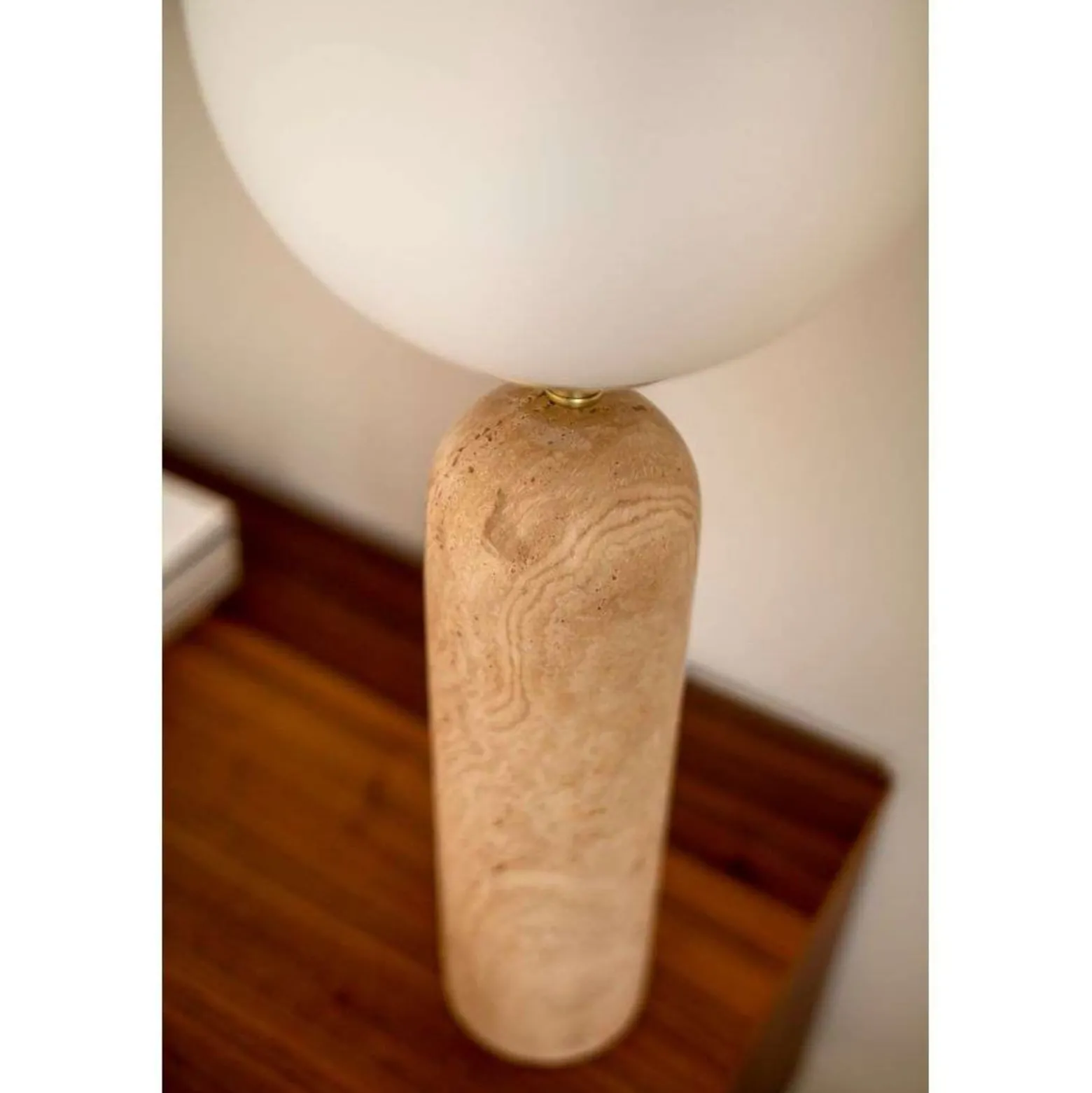 Globen Lighting pöytävalaisin Torrano korkeus 53 cm travertiini