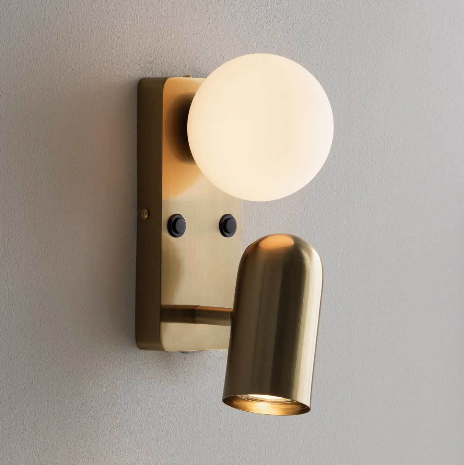 Globen Lighting -seinälamppu Doppio, messinkivärinen, korkeus 24 cm,