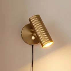 Globen Lighting seinävalaisin Hubble, harjattu messinki