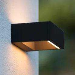 Goa - kulmikas LED-ulkoseinävalaisin mustana
