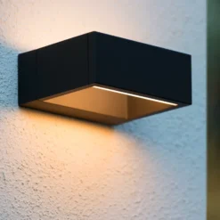 Goa - kulmikas LED-ulkoseinävalaisin mustana