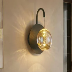 Golden Egg seinävalaisin, musta/karmiininpunainen, korkeus 28 cm, metalli/lasi