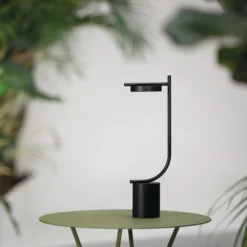 Grupa LED-akkukäyttöinen pöytälamppu Igram, musta, 40 cm, IP44
