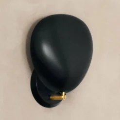 GUBI Cobra -design-seinävalaisin, musta