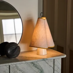 Gubi LED-akkukäyttöinen pöytävalaisin Hornbæk, beige/keltainen, kangas