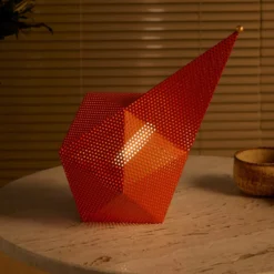 Gubi LED-akku-pöytävalaisin Bagdad, oranssi, korkeus 36 cm, teräs