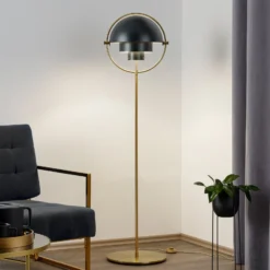 Gubi Multi-Lite lattiavalaisin, korkeus 148 cm, messinki/musta