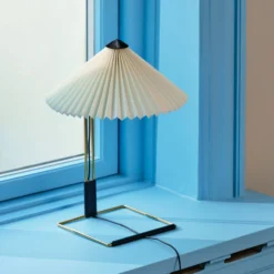 HAY LED-pöytälamppu Matin, valkoinen/messinki, korkeus 38 cm