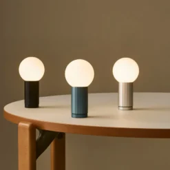 HAY LED-pöytävalaisin TURN ON, musta, korkeus 20 cm, himmennettävä