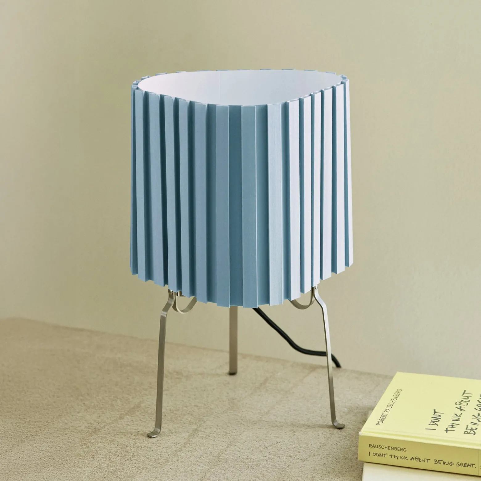 HAY-pöytälamppu Canelé, vaaleansininen, korkeus 37 cm, E14, kangas