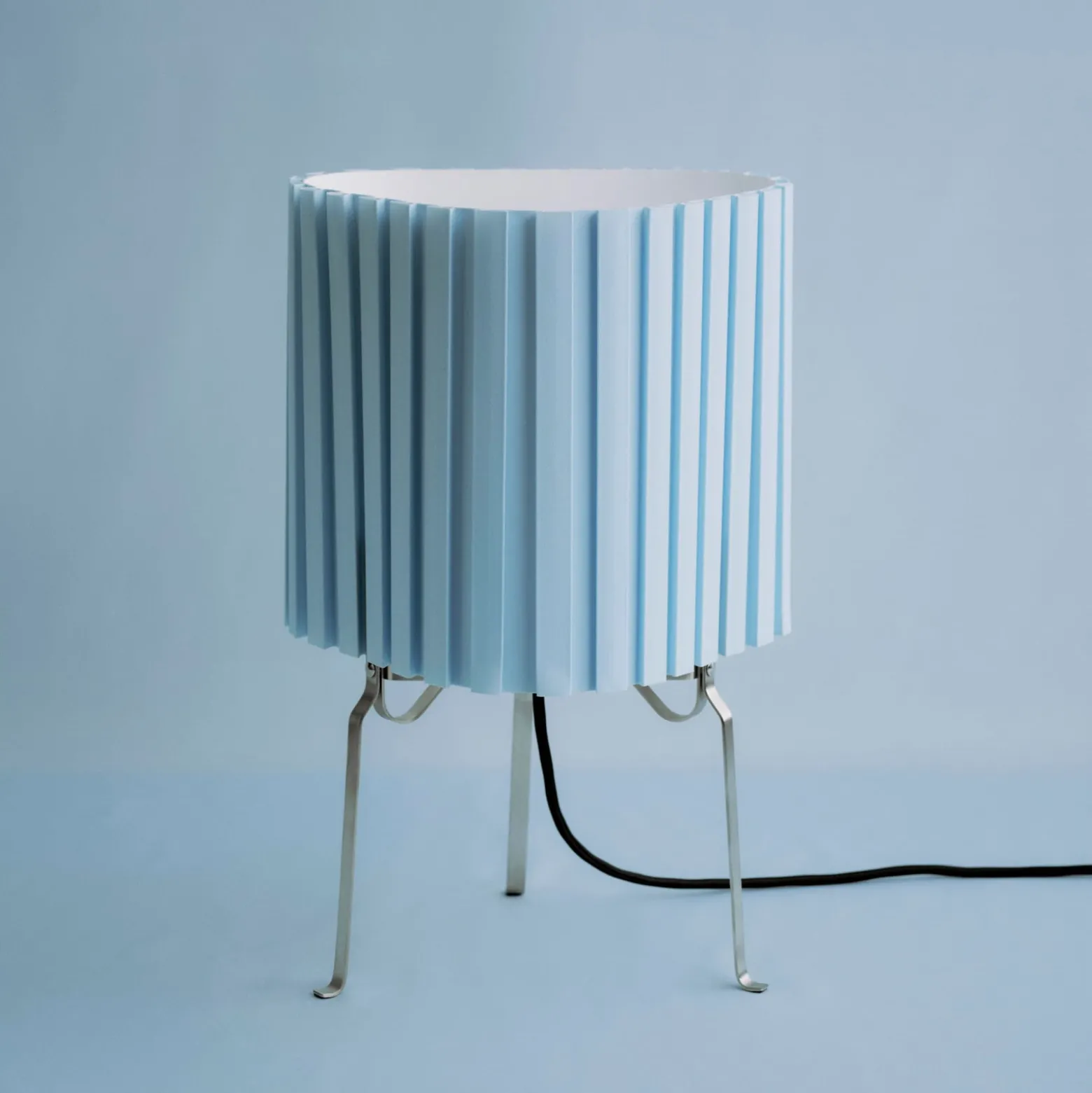 HAY-pöytälamppu Canelé, vaaleansininen, korkeus 37 cm, E14, kangas