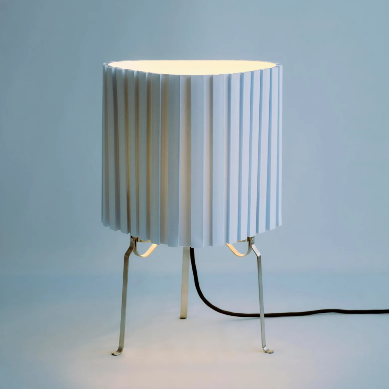 HAY-pöytälamppu Canelé, vaaleansininen, korkeus 37 cm, E14, kangas