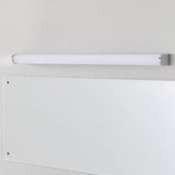 Helestra Ponto -LED-seinävalo, IP44 90 cm