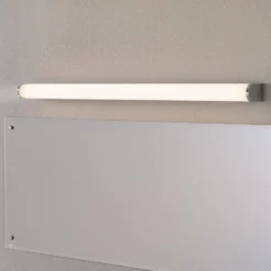 Helestra Ponto -LED-seinävalo, IP44 90 cm