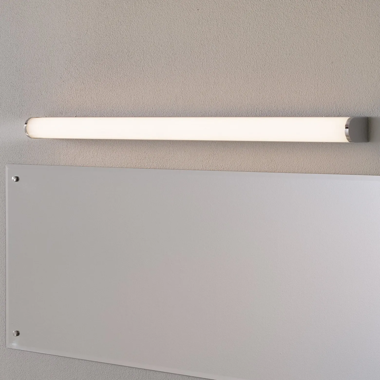 Helestra Ponto -LED-seinävalo, IP44 90 cm