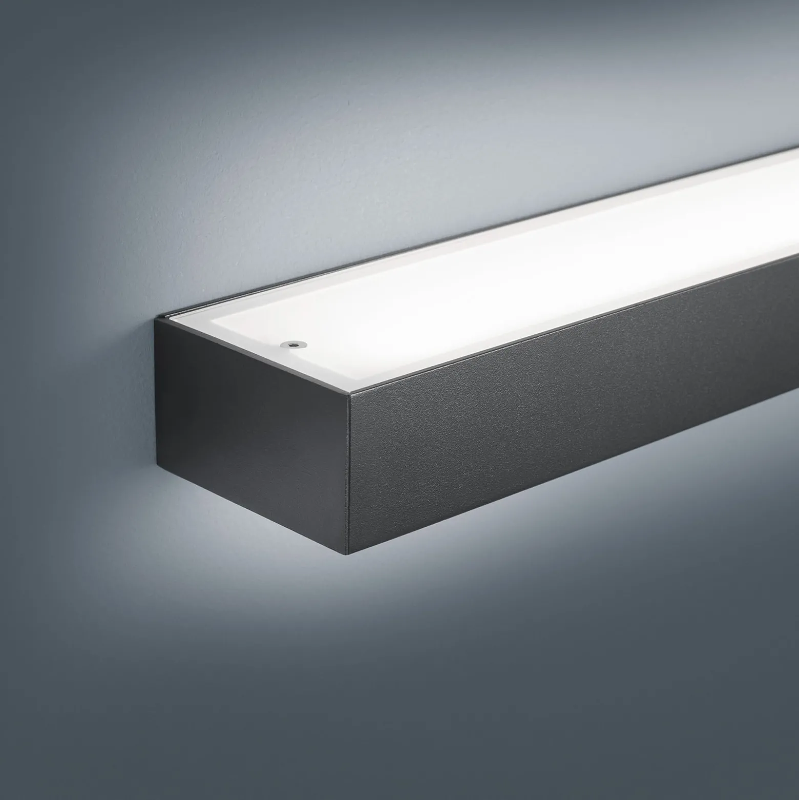 Helestra Theia LED-seinävalaisin, mattamusta 60 cm