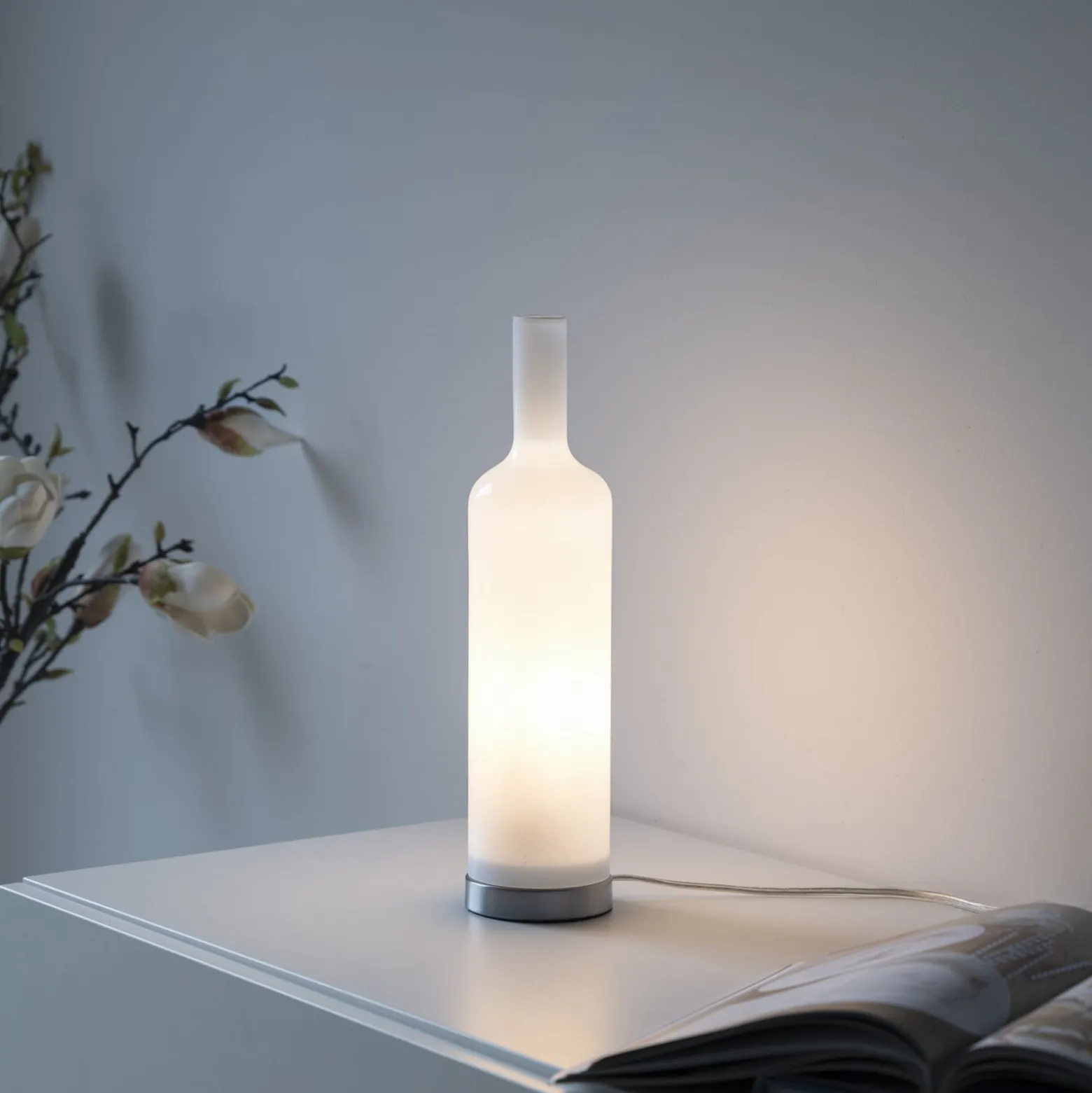 JUST LIGHT. Pöytävalaisin Bottle, opaali, lasi, E14