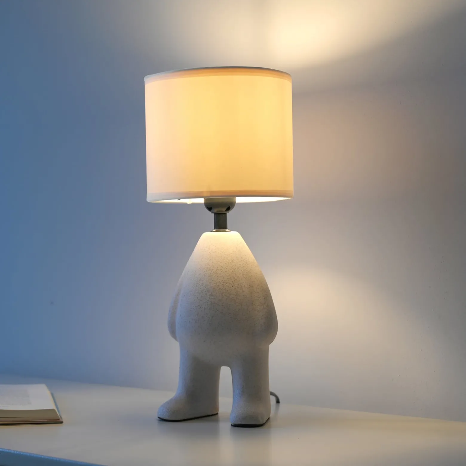 JUST LIGHT. Ted pöytävalaisin, keraaminen, pystyasennossa, hiekanbeige