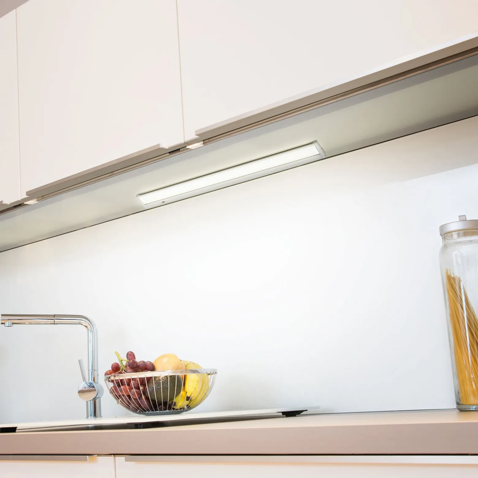Kaapinalusvalaisin Cabinet Light Swing Sensor tit.