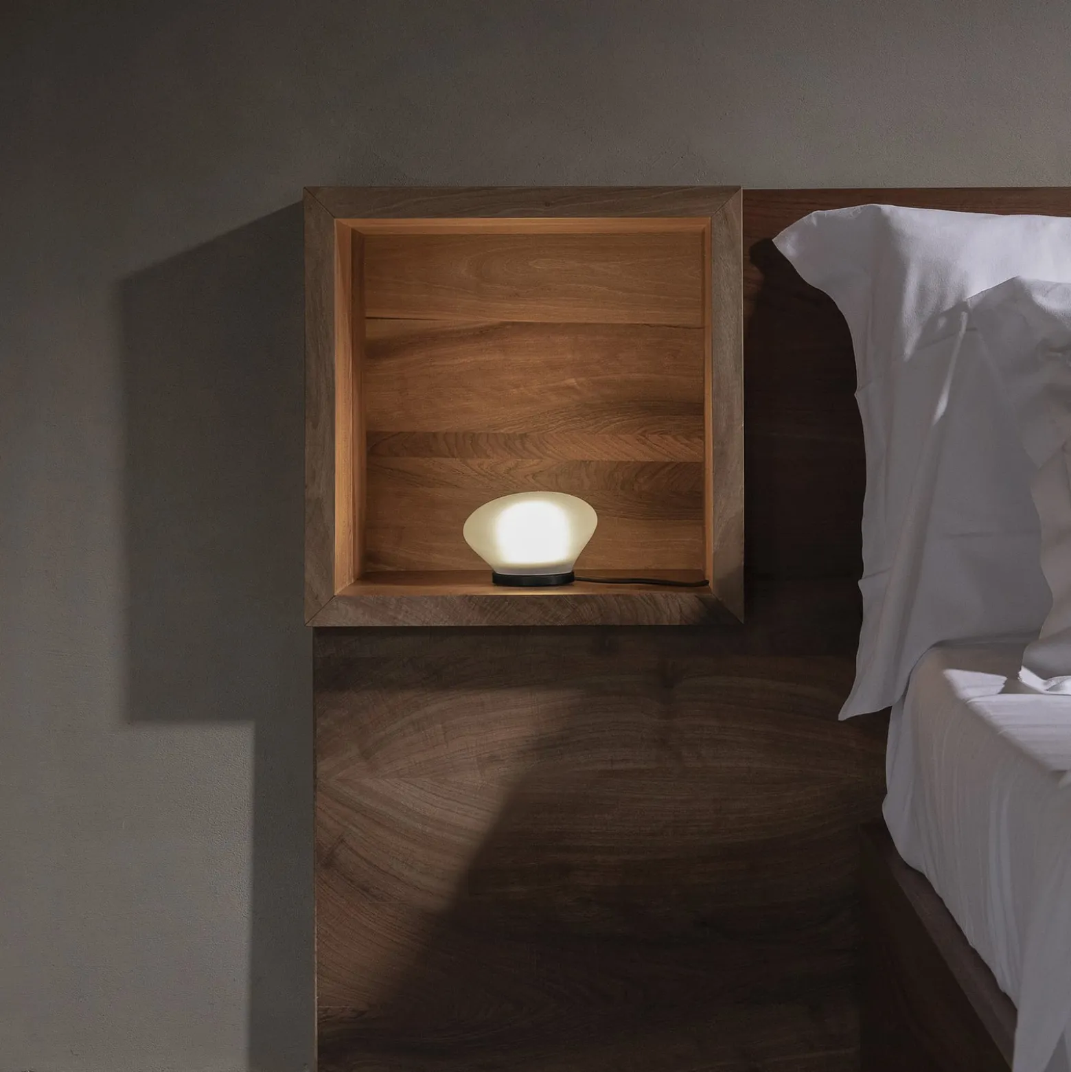 Karman Agua -LED-pöytälamppu Ø13 cm huurrettu lasi