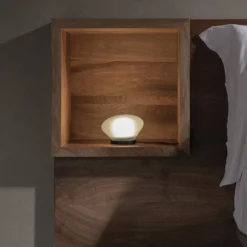 Karman Agua -LED-pöytälamppu Ø13 cm huurrettu lasi