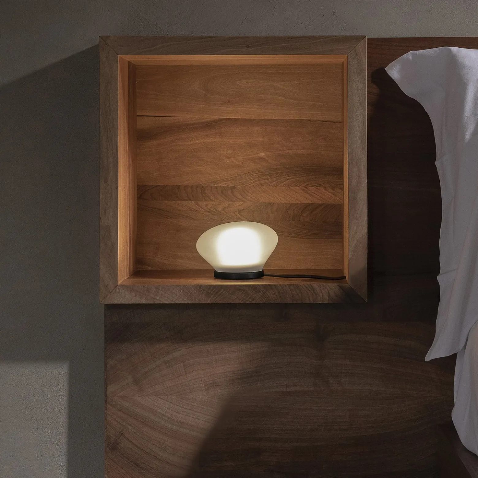 Karman Agua -LED-pöytälamppu Ø13 cm huurrettu lasi