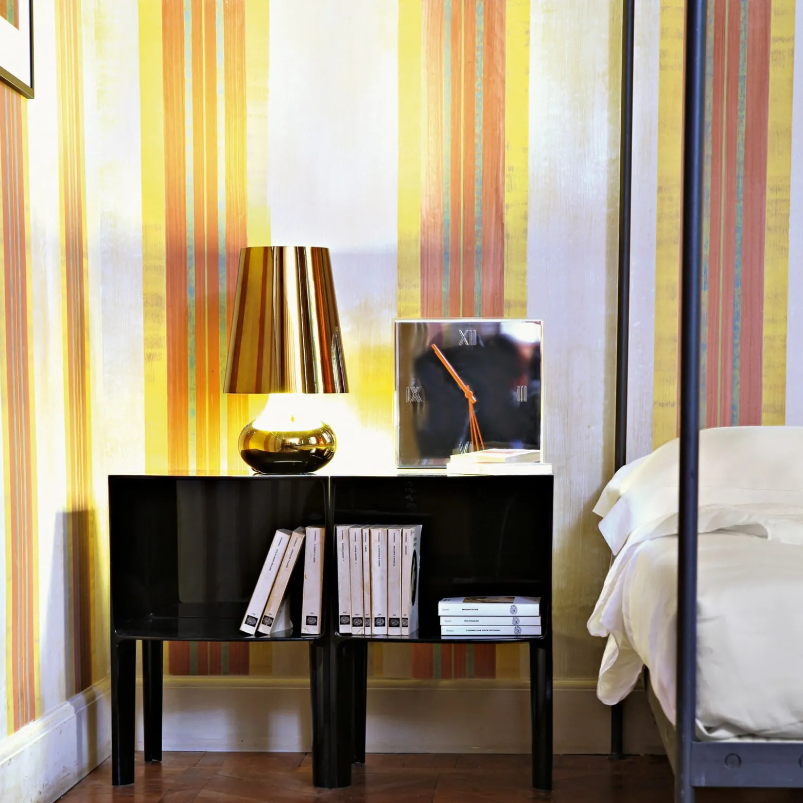 Kartell Cindy-LED-pöytälamppu tumma kulta, metalli