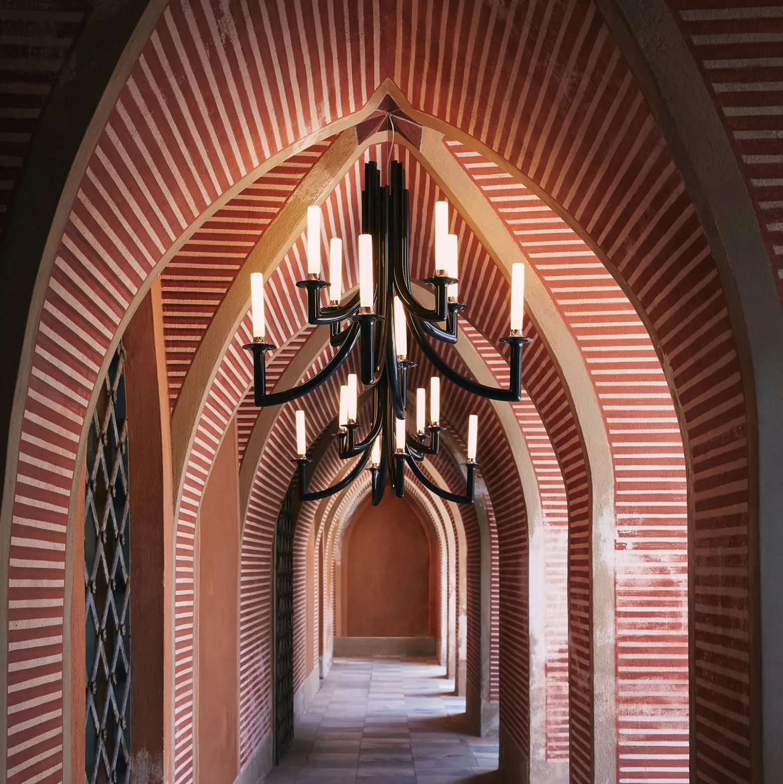 Kartell Khan -kattokruunu, Ø 77 cm, musta