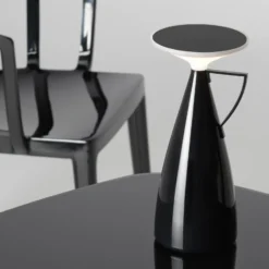 Kartell LED-akku-pöytävalaisin Camomille, musta, korkeus 24 cm