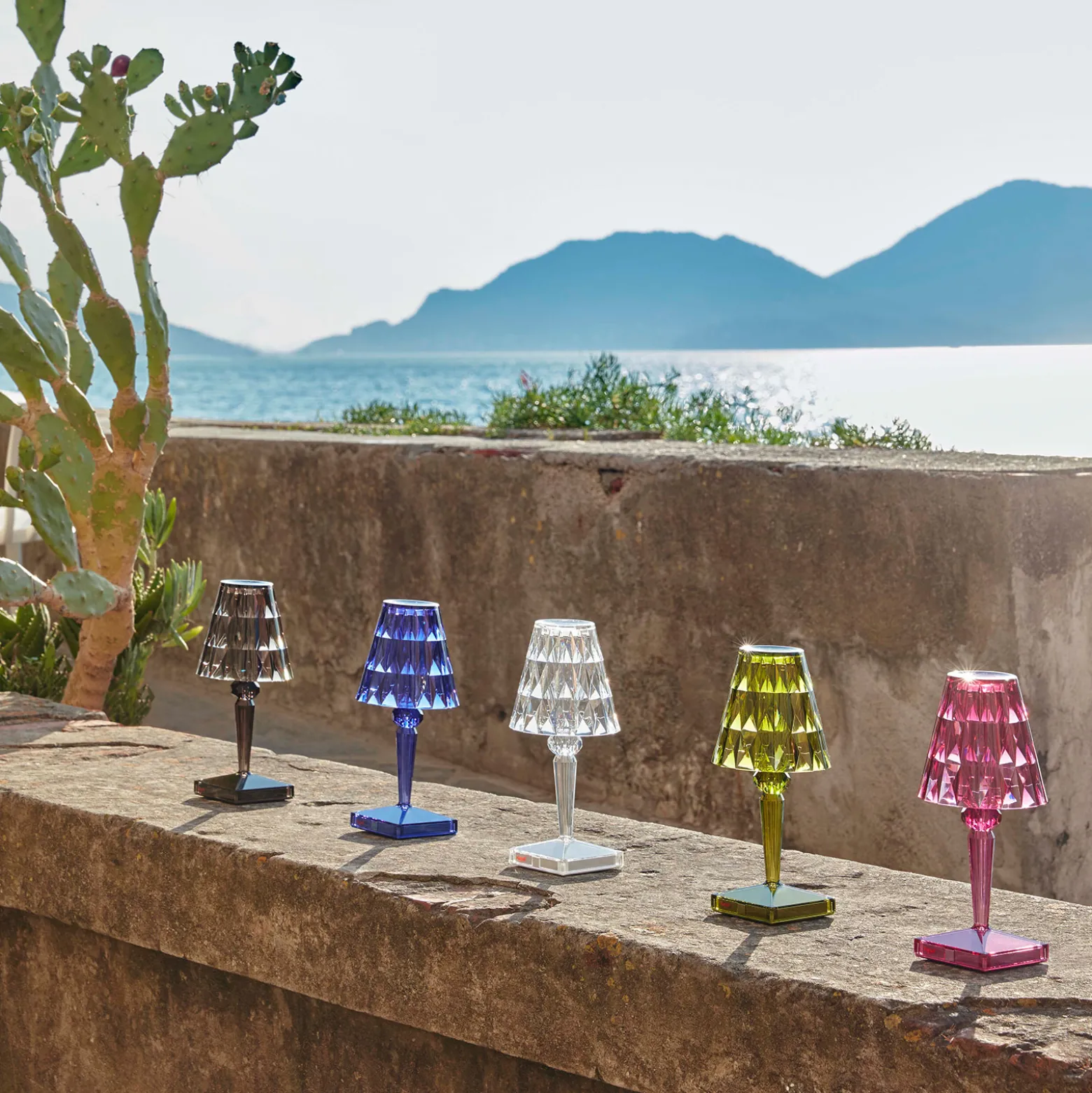 Kartell LED-paristopöytävalaisin Paristo, 26 cm, vihreä, IP54
