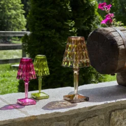 Kartell LED-paristopöytävalaisin Paristo, 26 cm, vihreä, IP54
