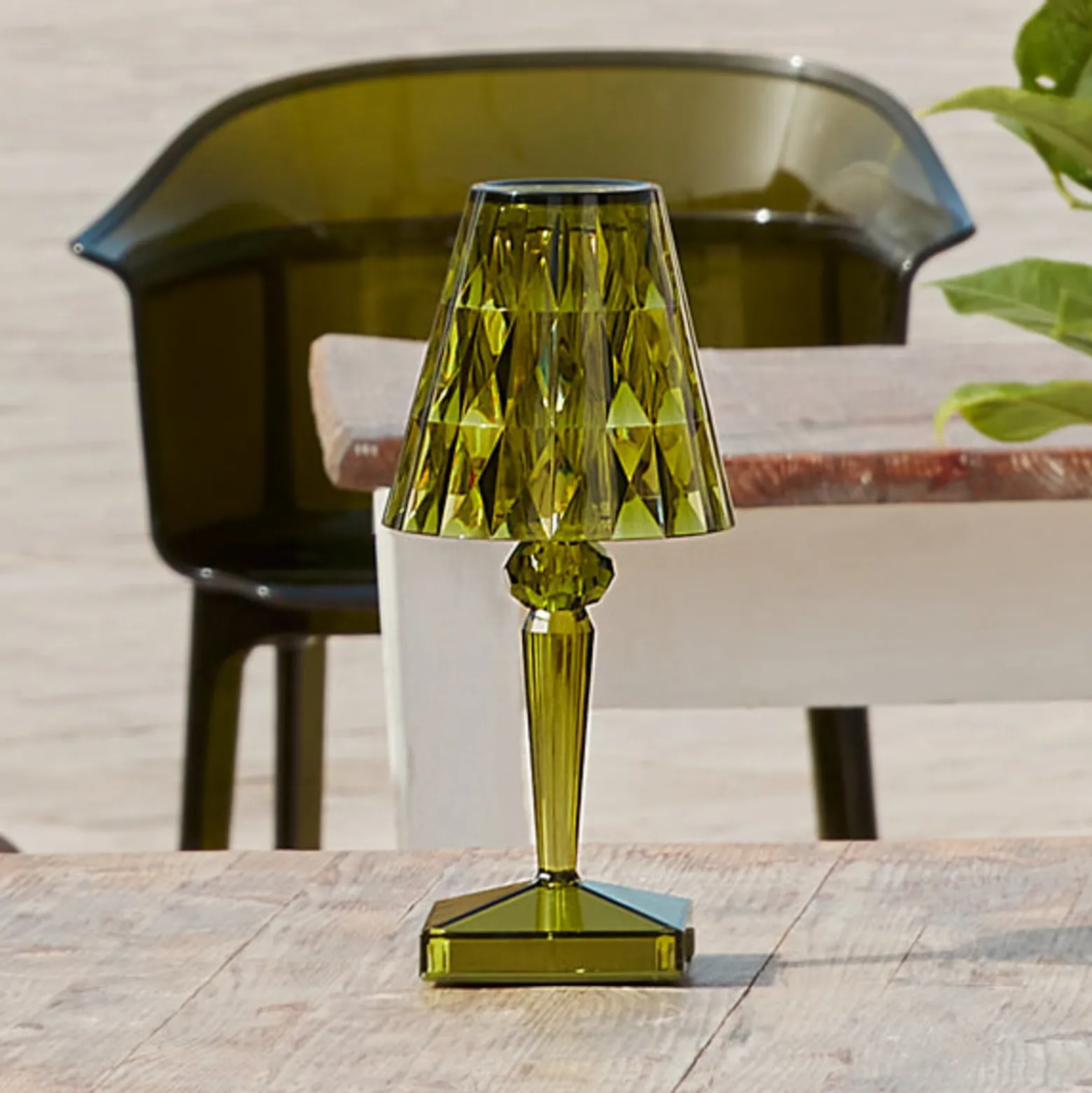 Kartell LED-paristopöytävalaisin Paristo, 26 cm, vihreä, IP54