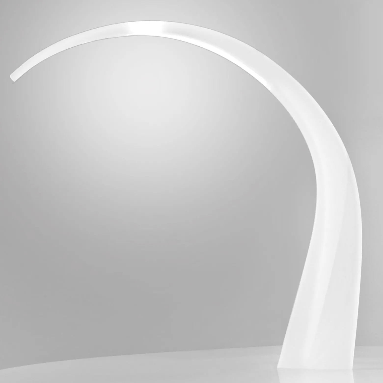 Kartell LED-pöytävalaisin Taj, valkoinen, 62 cm, muovi