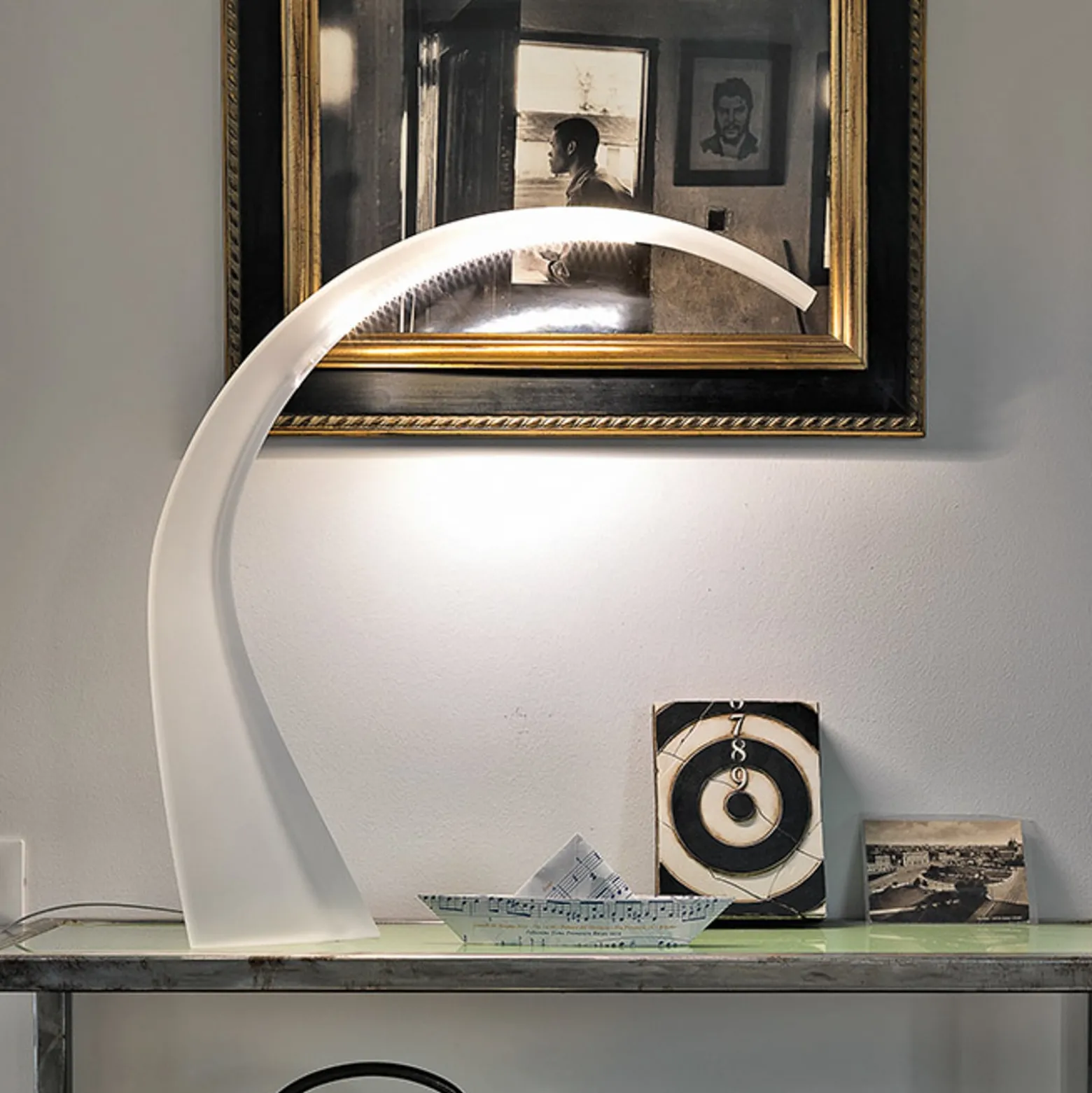Kartell LED-pöytävalaisin Taj, valkoinen, 62 cm, muovi