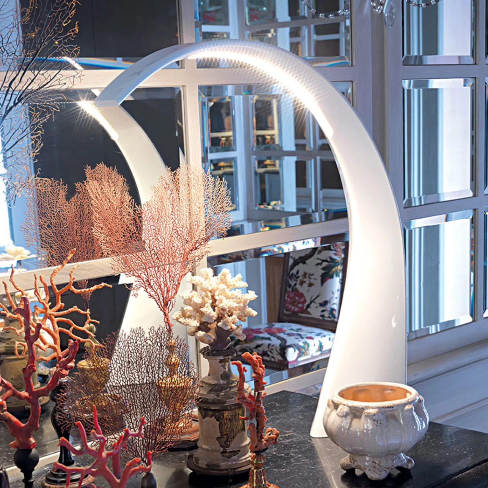 Kartell LED-pöytävalaisin Taj, valkoinen, 62 cm, muovi